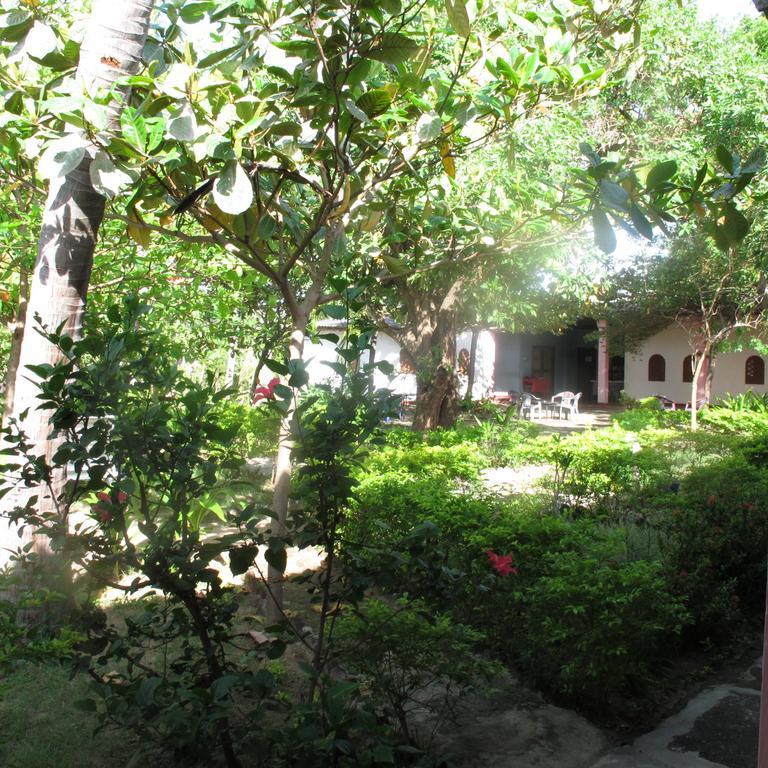 Shahira Hotel Nilaveli Exterior foto